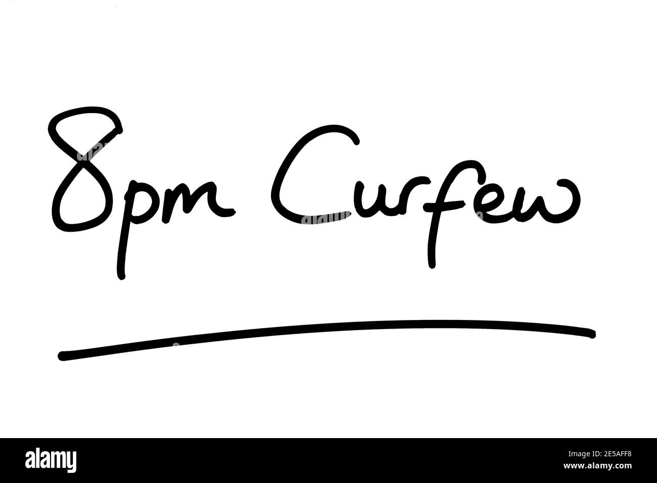 20 Uhr Sperrstunde, handgeschrieben auf weißem Hintergrund. Stockfoto