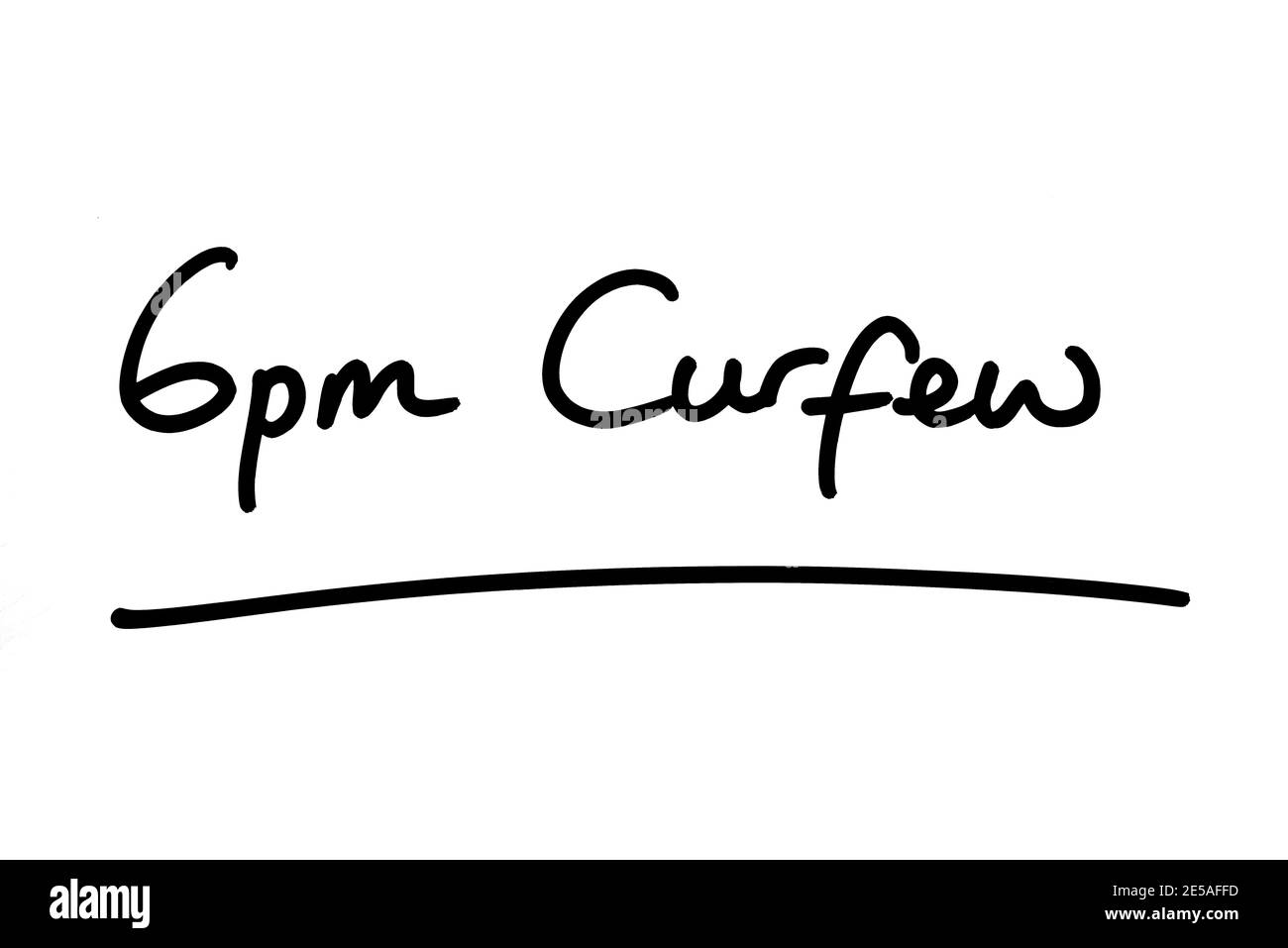 18.00 Uhr Sperrstunde, handgeschrieben auf weißem Hintergrund. Stockfoto