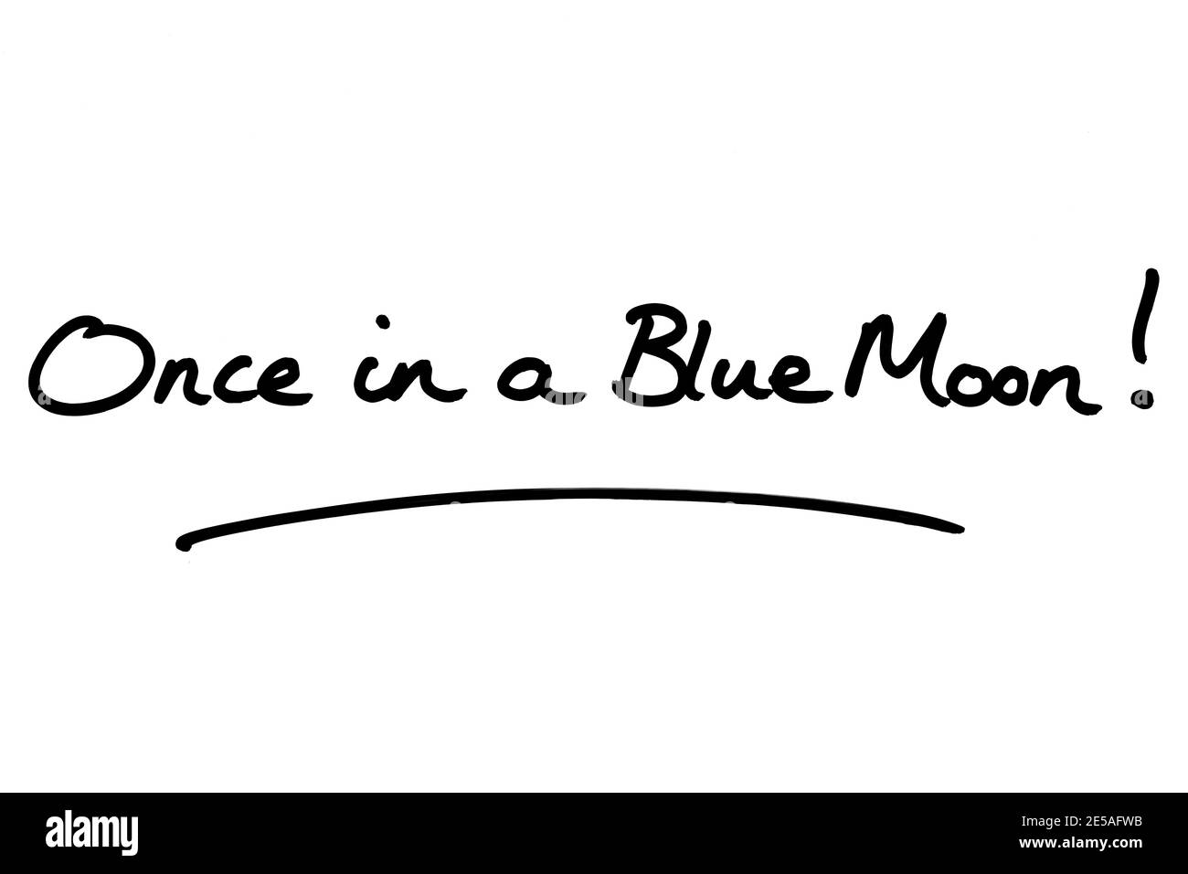Einmal in einem blauen Mond! Handgeschrieben auf weißem Hintergrund. Stockfoto
