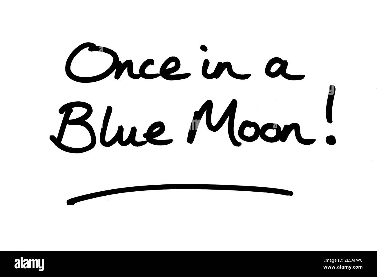 Einmal in einem blauen Mond! Handgeschrieben auf weißem Hintergrund. Stockfoto