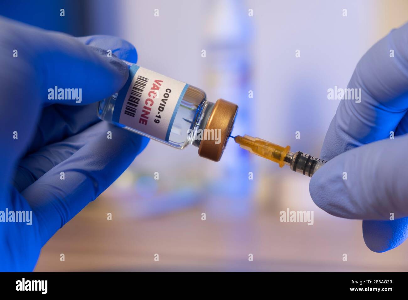 Arzt oder Krankenschwester Hand mit Nitrilhandschuh Vorbereitung Covid-19-Impfstoff und Spritze für die Injektion. Stockfoto