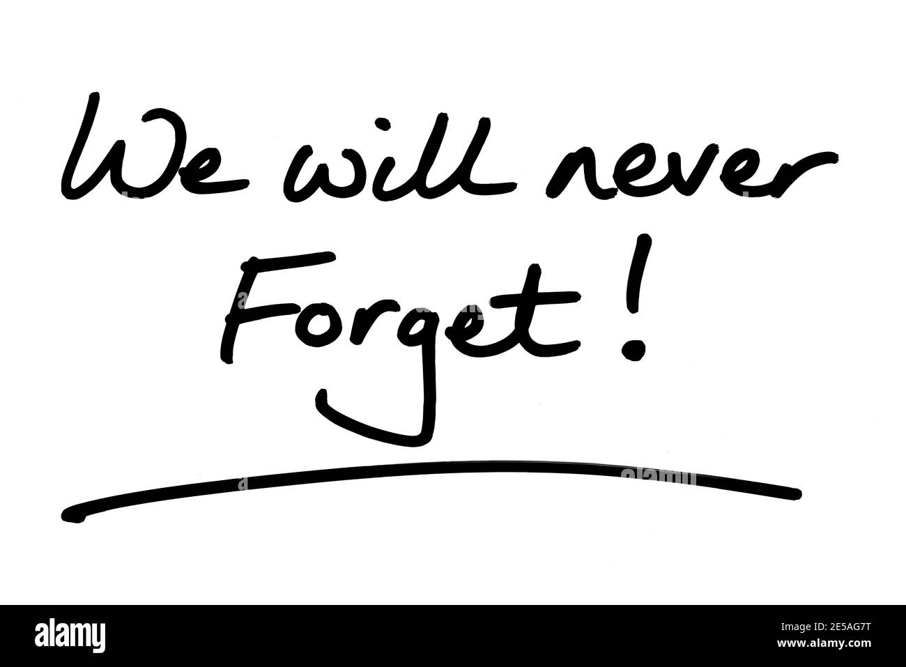 Wir werden es nie vergessen! Handgeschrieben auf weißem Hintergrund. Stockfoto