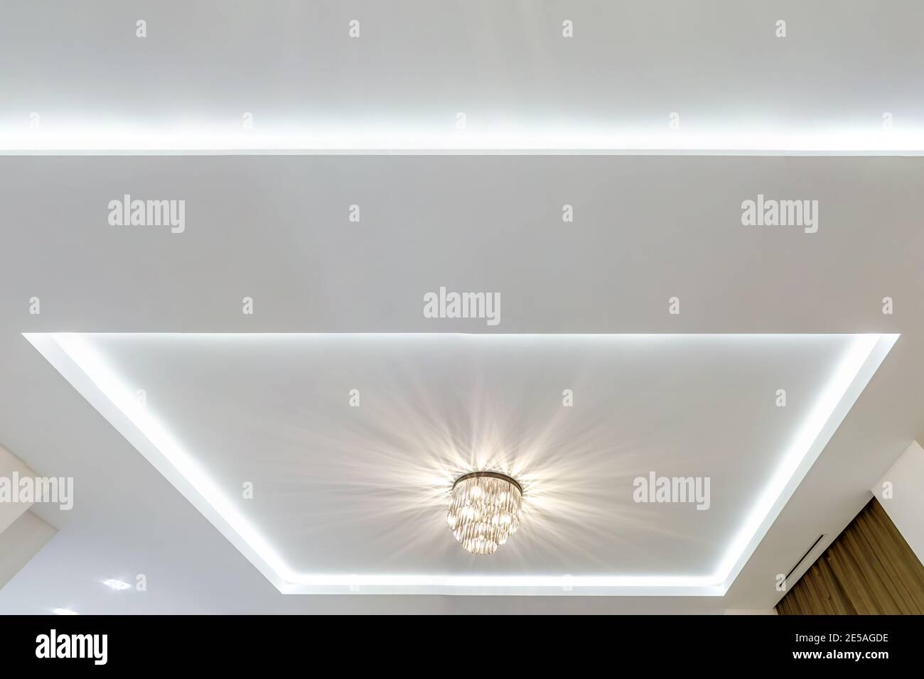 Blick auf die abgehängte Decke mit Halogenstrahlern und Trockenmauerkonstruktion im leeren Raum in Wohnung oder Haus. Stretchdecke weiß und kpl Stockfoto