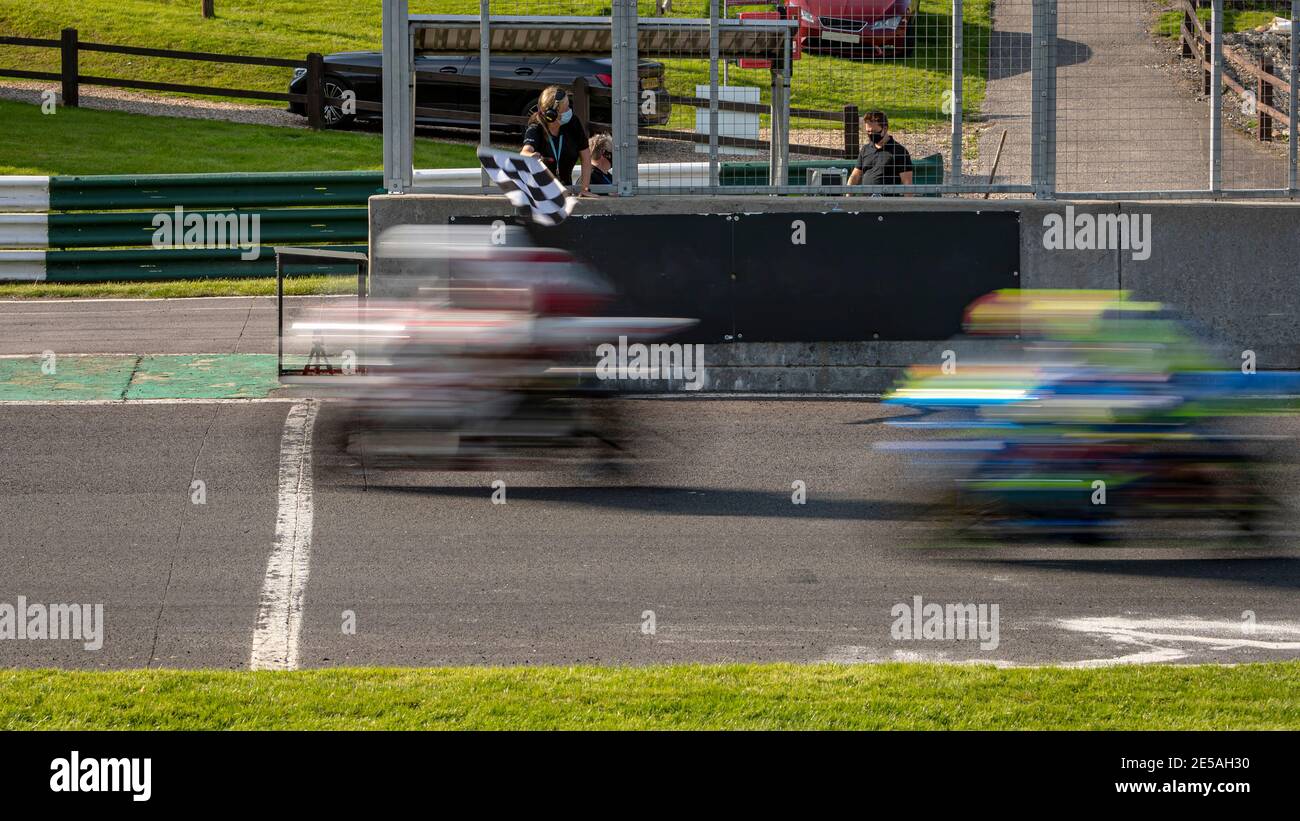 Eine Aufnahme eines Rennmotorrads, das die Ziellinie überquert. Stockfoto