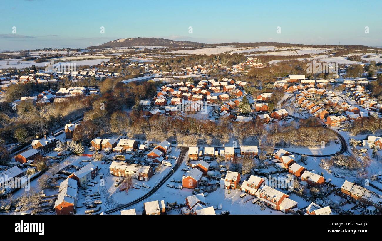 Luftaufnahme modernes Wohngebiet mit Häusern in Schnee bei Lawley in Telford, Shropshire bedeckt. Januar 2021 Stockfoto