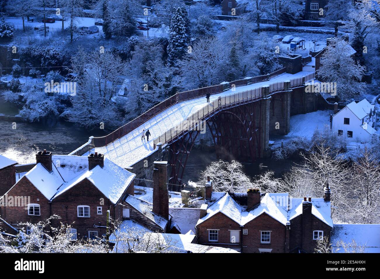Ironbridge, Shropshire, Großbritannien 25. Januar 2021. Die Ironbridge bedeckt im Winterschnee. Im Winterschnee bedeckt die erste Eisenbrücke der Welt, die die Brücke überquert Stockfoto