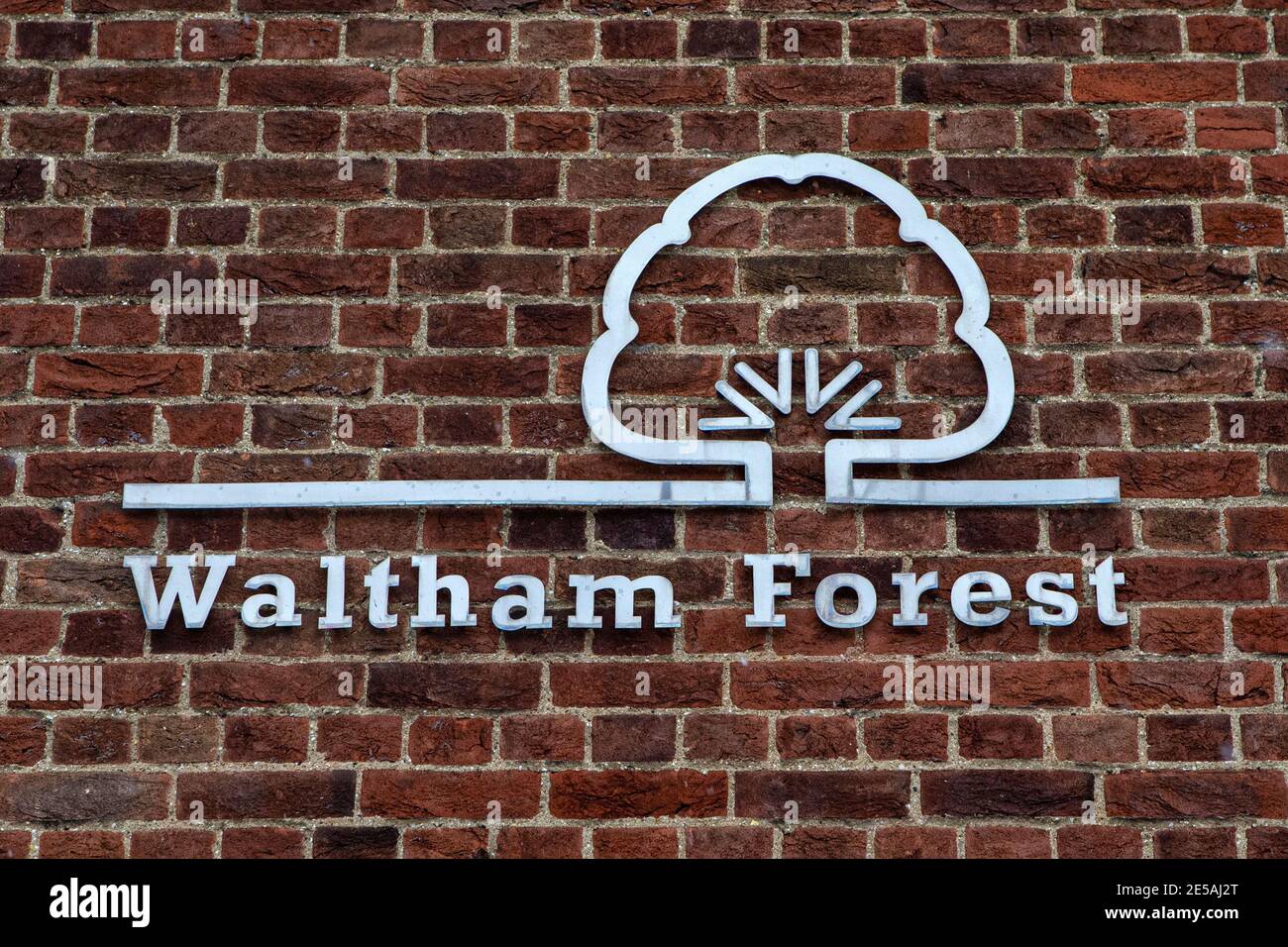London, Großbritannien - 24. Januar 2021: Ein Schild des Londoner Stadtbezirks Waltham Forest an der Außenseite einer Bibliothek in Chingford, London, Großbritannien. Stockfoto
