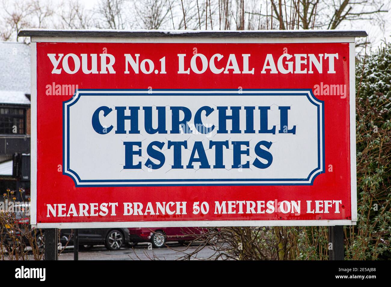 London, Großbritannien - 24. Januar 2021: Ein Churchill Estates Zeichen in der Stadt Chingford in London, Großbritannien. Stockfoto