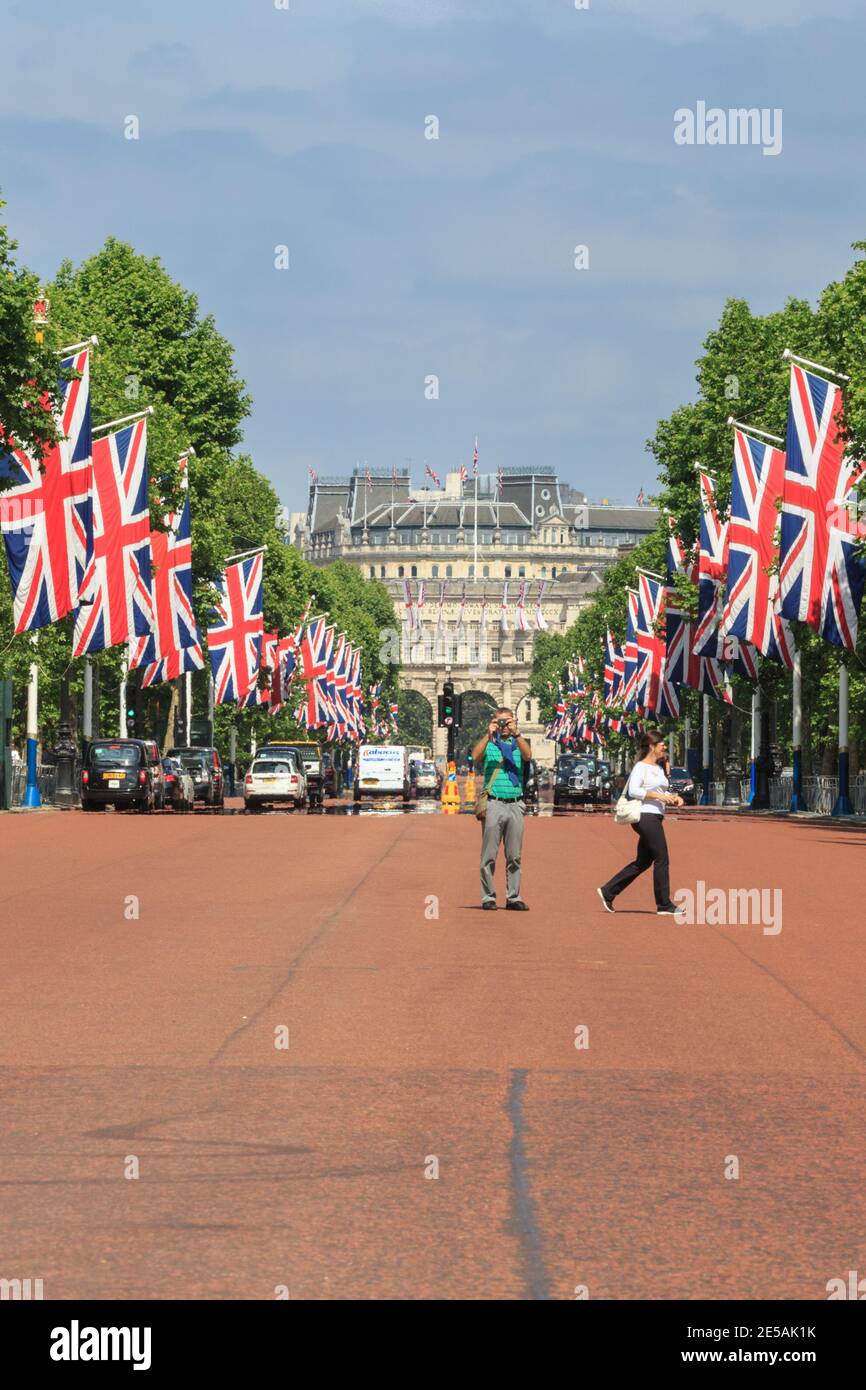 Die Mall ist mit Union Jack Flaggen für Trooping the Color, London, UK, dekoriert Stockfoto