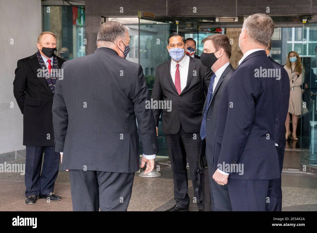 US-Außenminister Mike Pompeo wird von leitenden Angestellten abgesetzt, als er das Harry S. Truman Gebäude im Außenministerium an seinem letzten Tag im Amt am 20. Januar 2021 in Washington, DC verlässt. Stockfoto