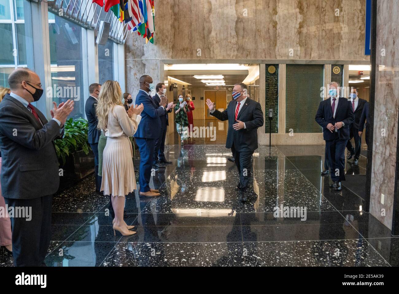 US-Außenminister Mike Pompeo wird von leitenden Angestellten begrüßt, als er das Harry S. Truman Gebäude im Außenministerium an seinem letzten Tag im Amt am 20. Januar 2021 in Washington, DC verlässt. Stockfoto
