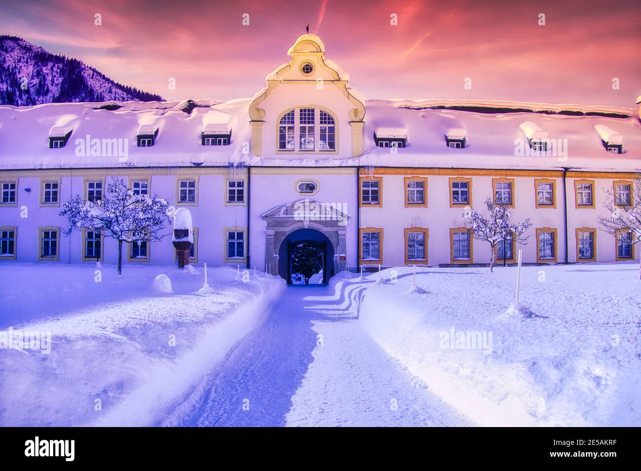Abtei Ettal gegen den Sonnenuntergang Himmel im Winter in Bayerische alpen Stockfoto