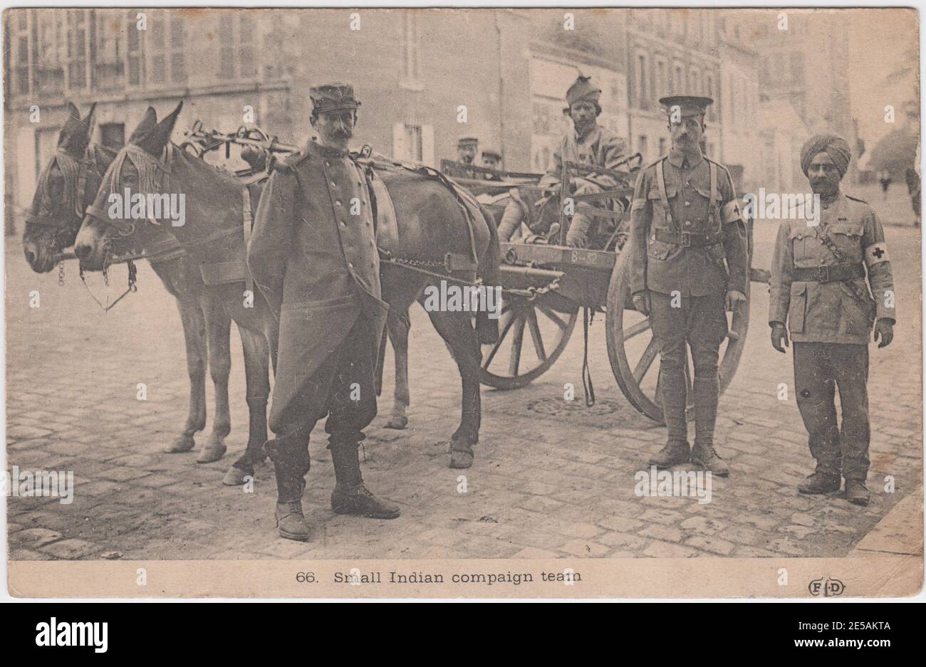 Französische Postkarte, die indisches medizinisches Personal an der Westfront in Frankreich während des Ersten Weltkriegs zeigt. Die indischen Soldaten werden mit einem französischen Soldaten, einem britischen Soldaten und einem Pferdewagen dargestellt Stockfoto