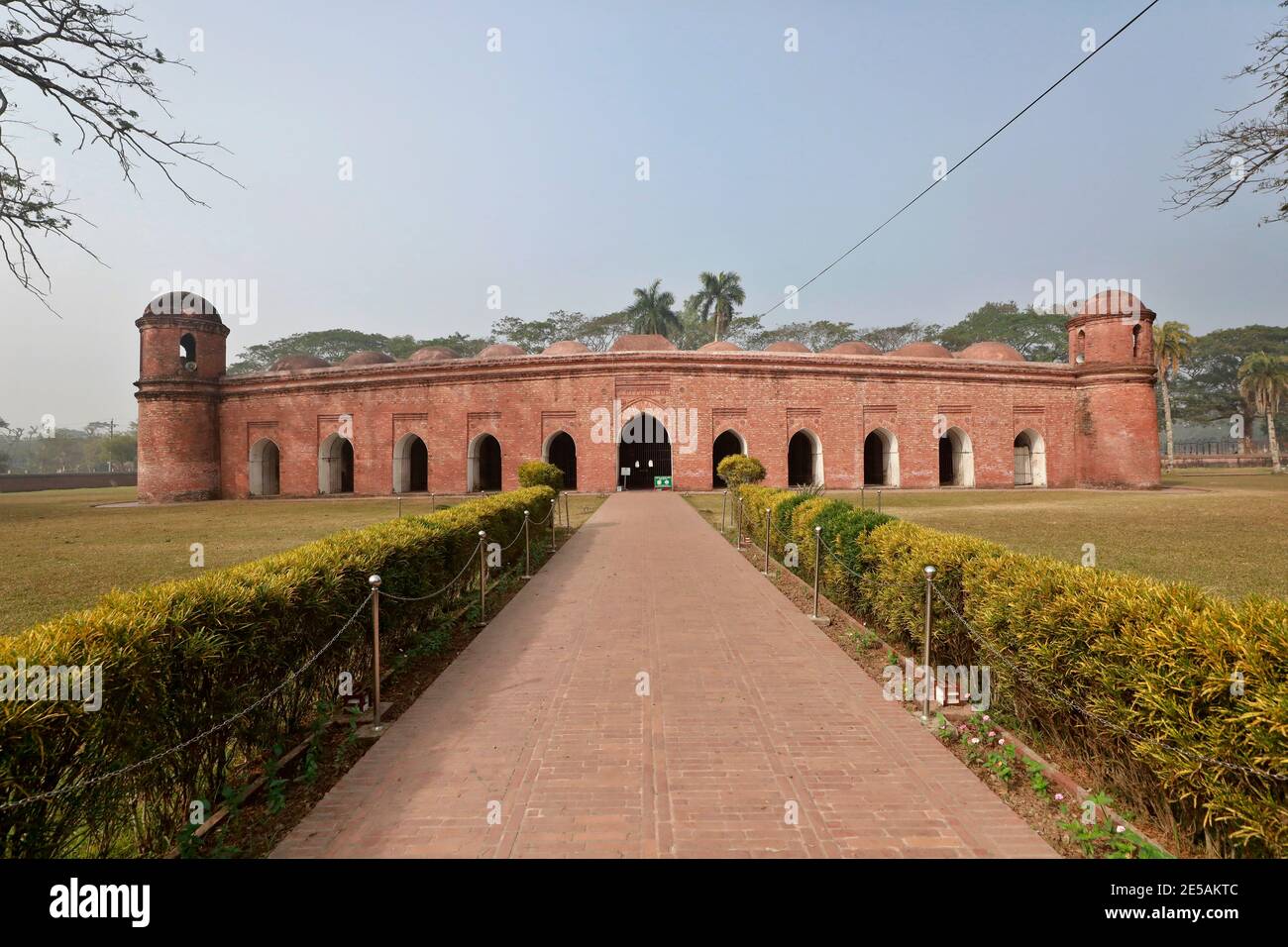 Bagerhat, Bangladesch - 21. Januar 2021: Die Sixty Dome Moschee ist eine Moschee in Bangladesch. Es ist Teil der Moschee Stadt Bagerhat, ein UNESCO-Welt Er Stockfoto