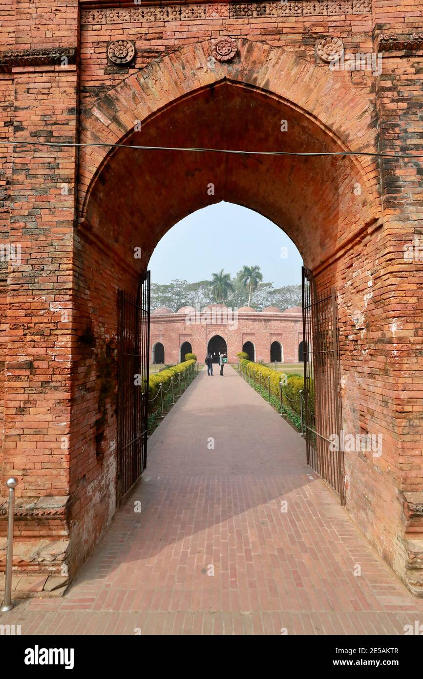Bagerhat, Bangladesch - 21. Januar 2021: Die Sixty Dome Moschee ist eine Moschee in Bangladesch. Es ist Teil der Moschee Stadt Bagerhat, ein UNESCO-Welt Er Stockfoto
