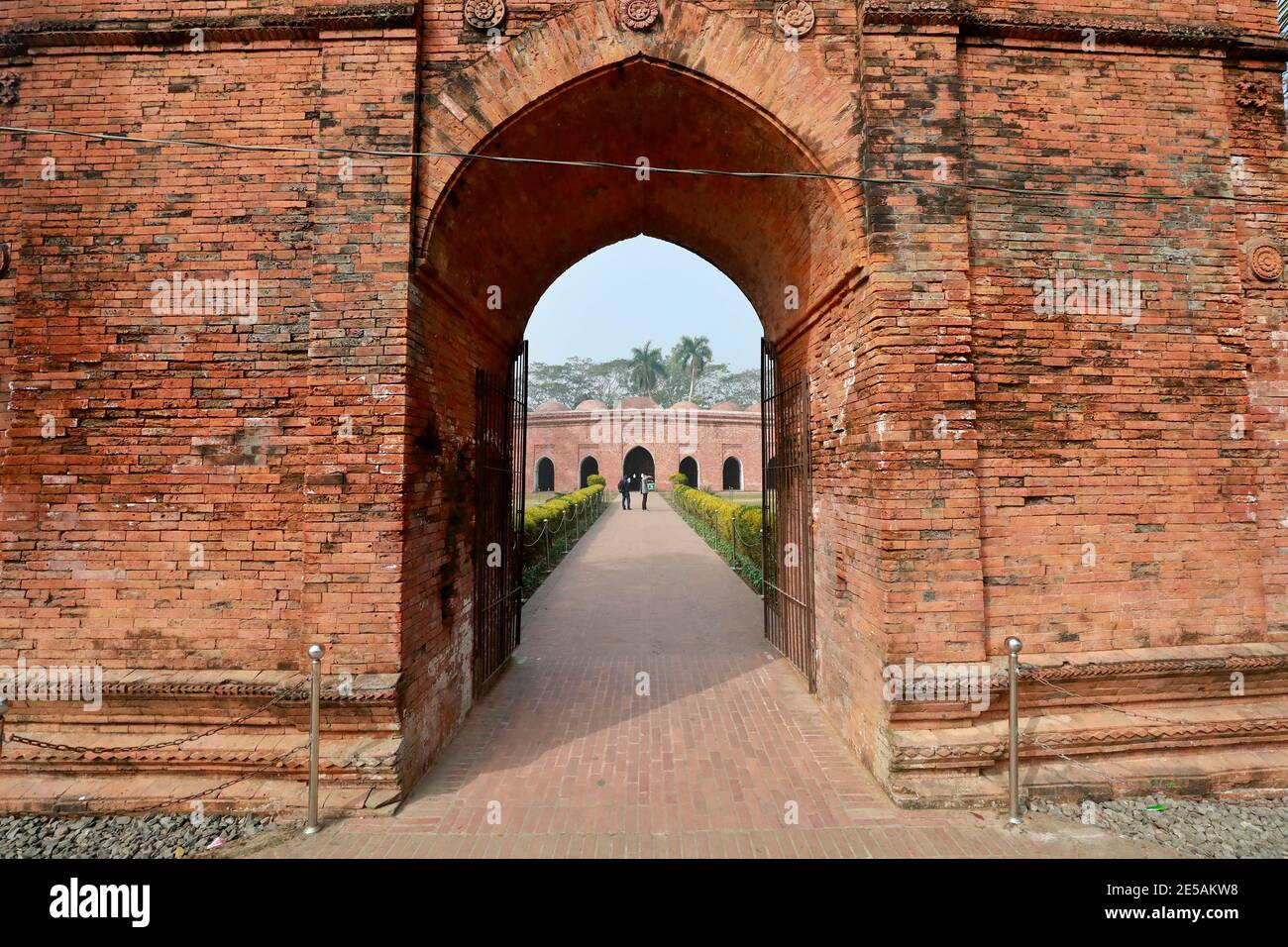 Bagerhat, Bangladesch - 21. Januar 2021: Die Sixty Dome Moschee ist eine Moschee in Bangladesch. Es ist Teil der Moschee Stadt Bagerhat, ein UNESCO-Welt Er Stockfoto