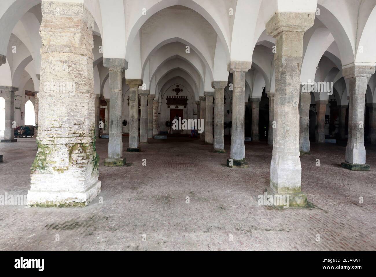 Bagerhat, Bangladesch - 21. Januar 2021: Die Sixty Dome Moschee ist eine Moschee in Bangladesch. Es ist Teil der Moschee Stadt Bagerhat, ein UNESCO-Welt Er Stockfoto