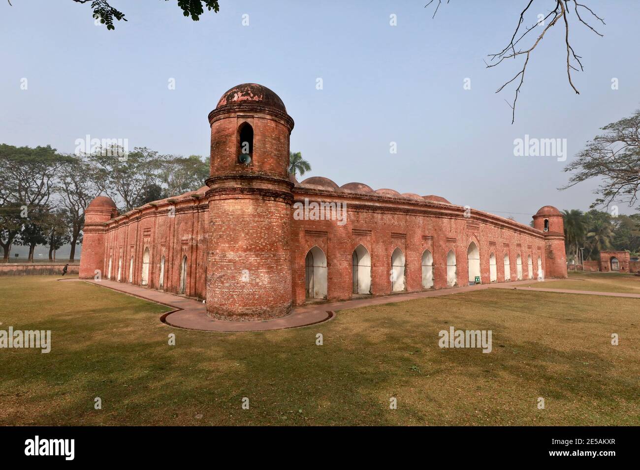 Bagerhat, Bangladesch - 21. Januar 2021: Die Sixty Dome Moschee ist eine Moschee in Bangladesch. Es ist Teil der Moschee Stadt Bagerhat, ein UNESCO-Welt Er Stockfoto
