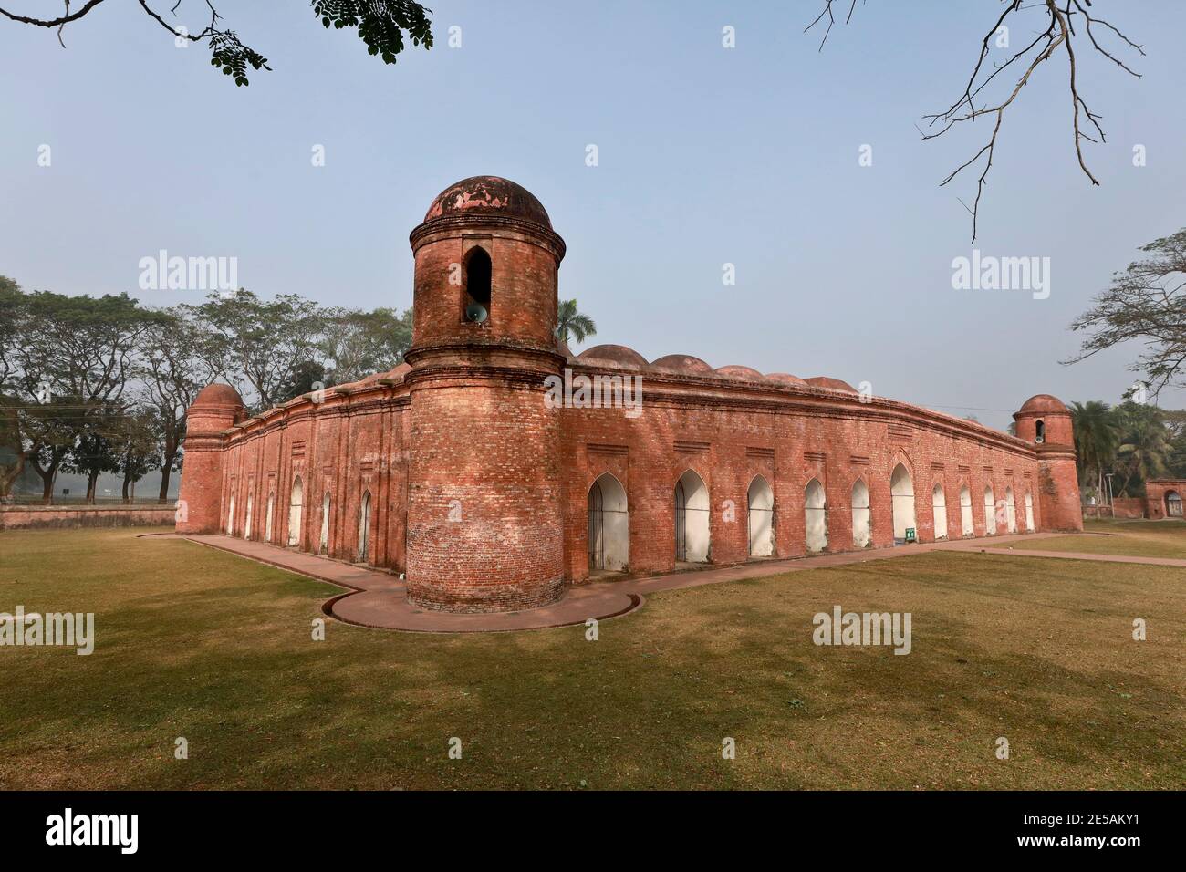 Bagerhat, Bangladesch - 21. Januar 2021: Die Sixty Dome Moschee ist eine Moschee in Bangladesch. Es ist Teil der Moschee Stadt Bagerhat, ein UNESCO-Welt Er Stockfoto