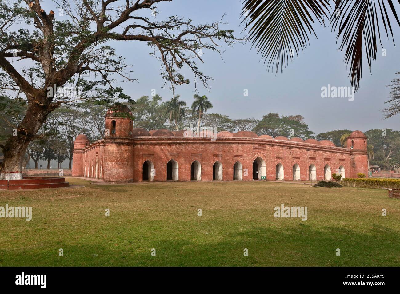 Bagerhat, Bangladesch - 21. Januar 2021: Die Sixty Dome Moschee ist eine Moschee in Bangladesch. Es ist Teil der Moschee Stadt Bagerhat, ein UNESCO-Welt Er Stockfoto
