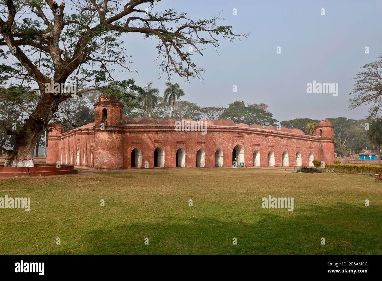 Bagerhat, Bangladesch - 21. Januar 2021: Die Sixty Dome Moschee ist eine Moschee in Bangladesch. Es ist Teil der Moschee Stadt Bagerhat, ein UNESCO-Welt Er Stockfoto