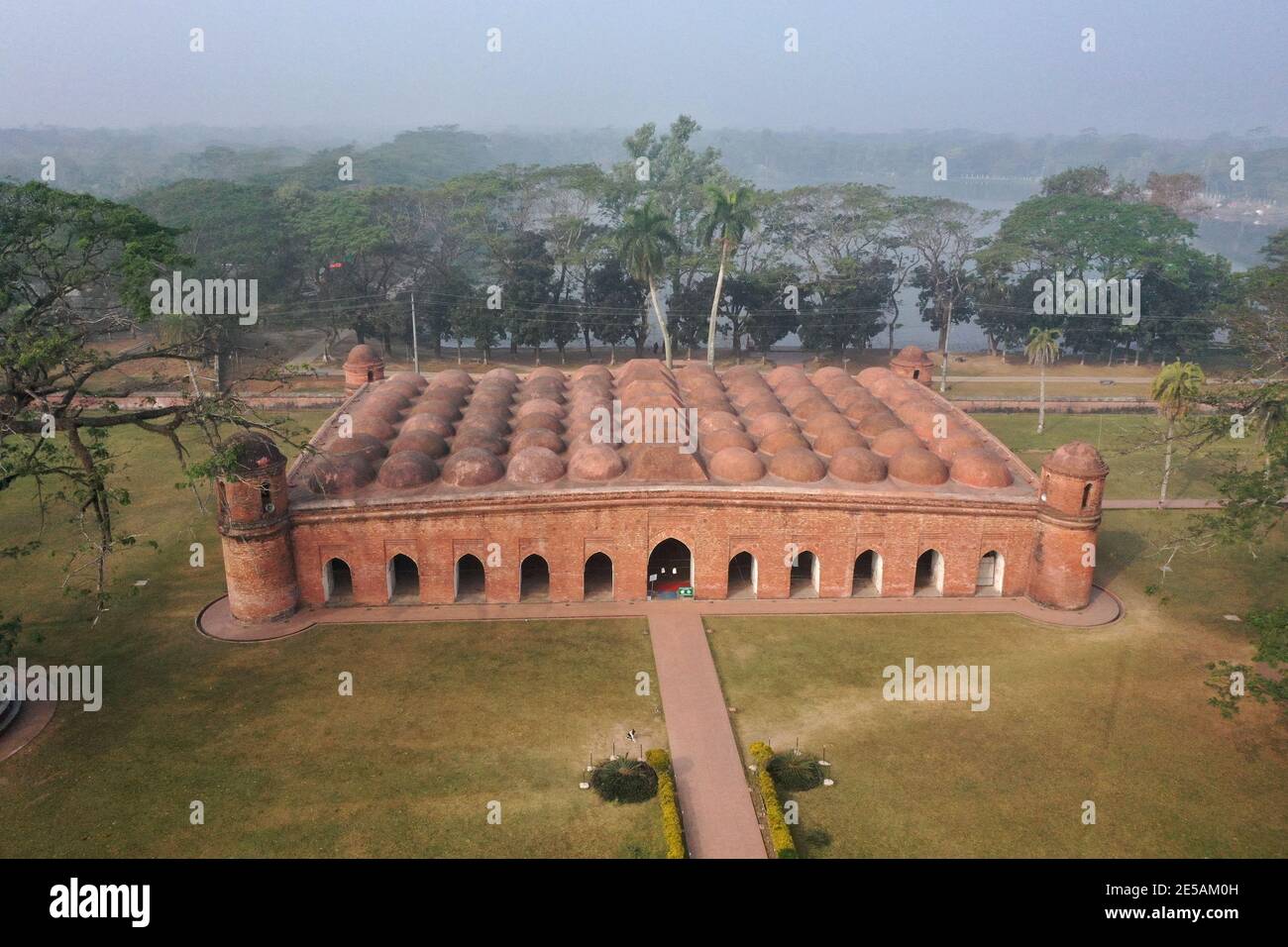Bagerhat, Bangladesch - 21. Januar 2021: Die Sixty Dome Moschee ist eine Moschee in Bangladesch. Es ist Teil der Moschee Stadt Bagerhat, ein UNESCO-Welt Er Stockfoto