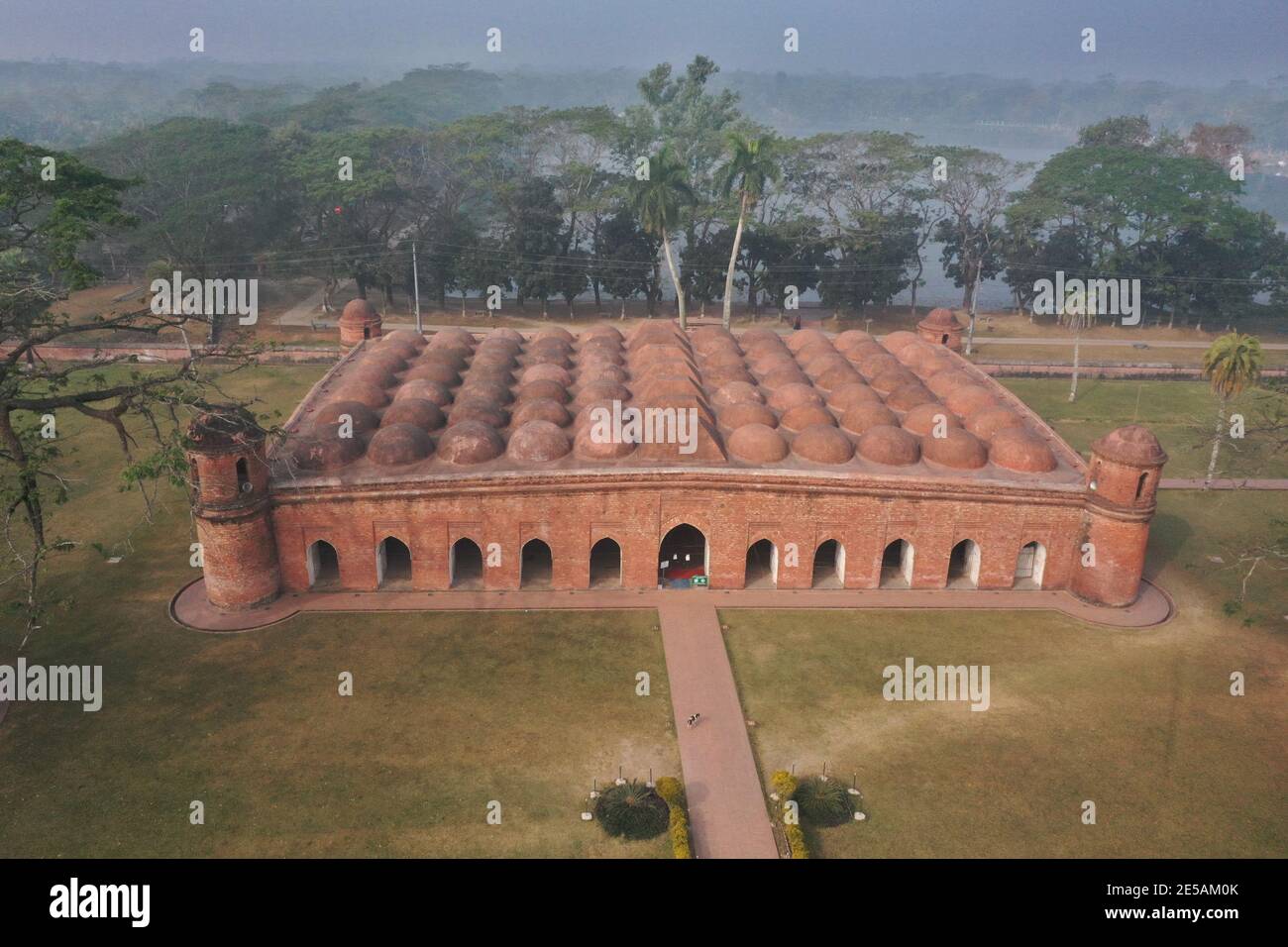 Bagerhat, Bangladesch - 21. Januar 2021: Die Sixty Dome Moschee ist eine Moschee in Bangladesch. Es ist Teil der Moschee Stadt Bagerhat, ein UNESCO-Welt Er Stockfoto