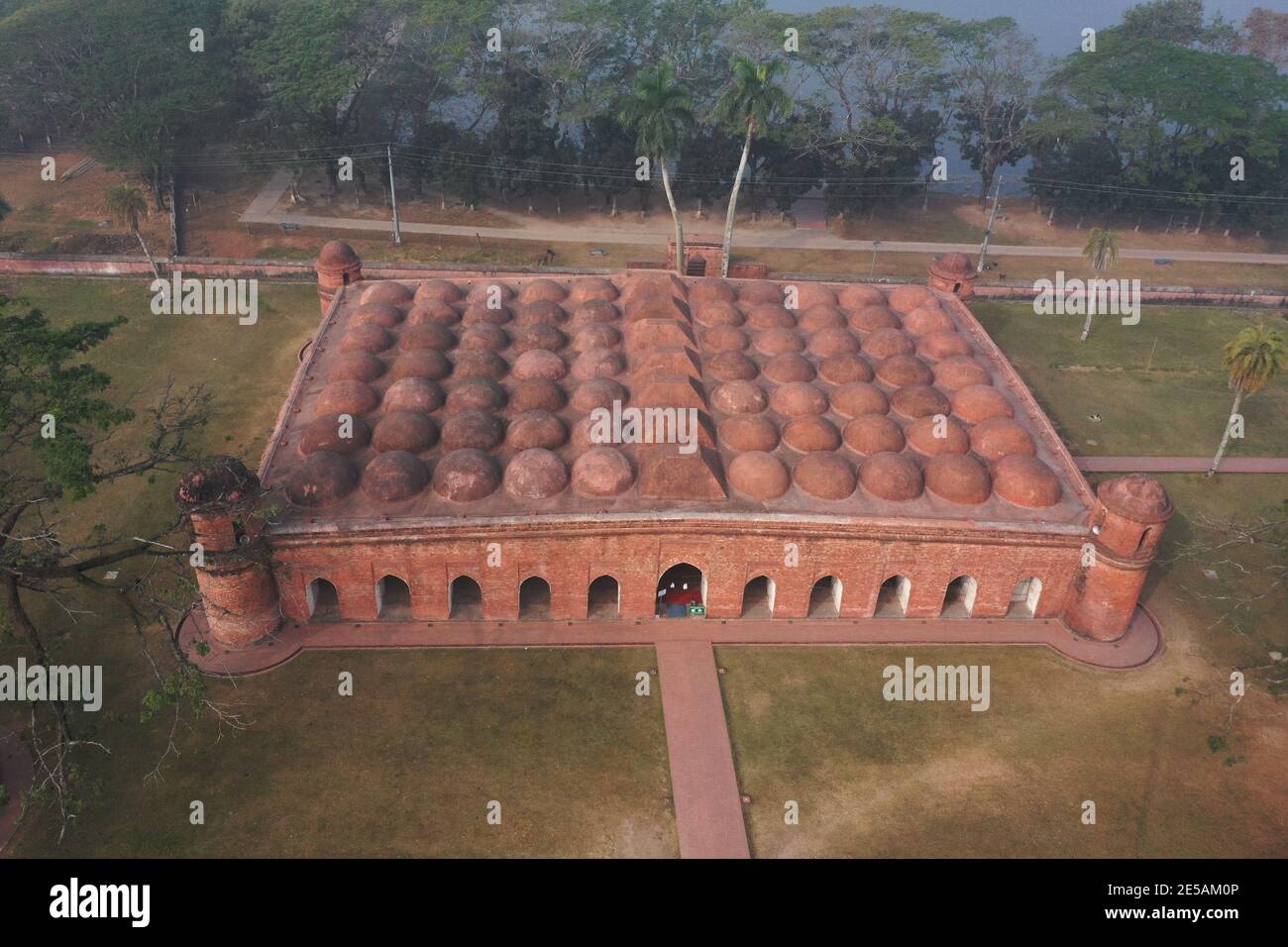 Bagerhat, Bangladesch - 21. Januar 2021: Die Sixty Dome Moschee ist eine Moschee in Bangladesch. Es ist Teil der Moschee Stadt Bagerhat, ein UNESCO-Welt Er Stockfoto