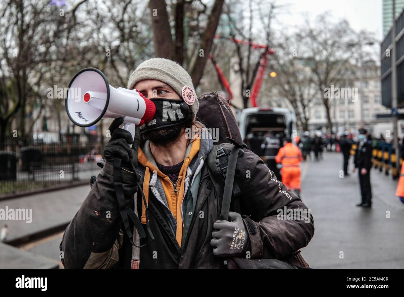 London UK 27 Januar 2021 einer der Demonstranten war Brachte Dopn von den Bäumen und eskortierte aus dem Lager Paul Quezada-Neiman/Alamy Live News Stockfoto