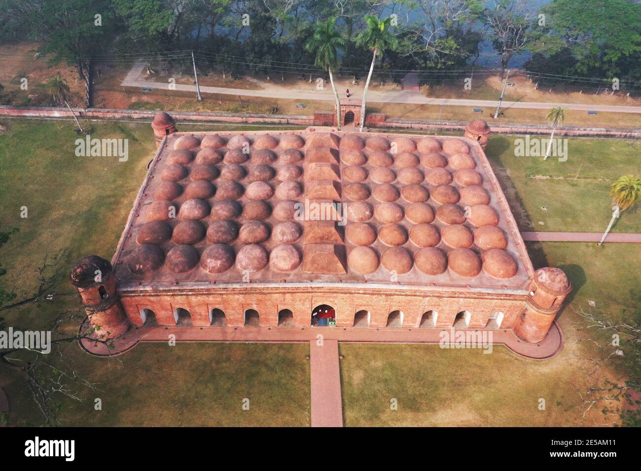 Bagerhat, Bangladesch - 21. Januar 2021: Die Sixty Dome Moschee ist eine Moschee in Bangladesch. Es ist Teil der Moschee Stadt Bagerhat, ein UNESCO-Welt Er Stockfoto