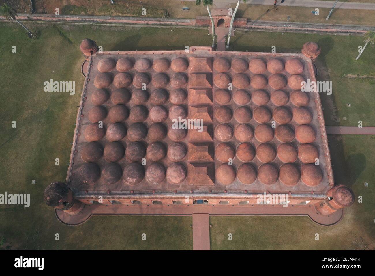 Bagerhat, Bangladesch - 21. Januar 2021: Die Sixty Dome Moschee ist eine Moschee in Bangladesch. Es ist Teil der Moschee Stadt Bagerhat, ein UNESCO-Welt Er Stockfoto