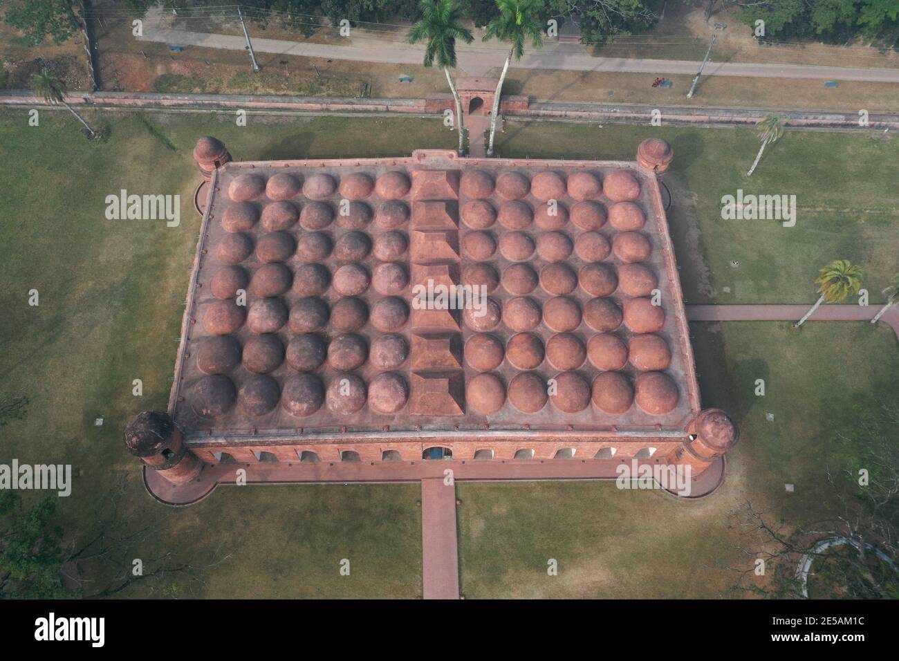 Bagerhat, Bangladesch - 21. Januar 2021: Die Sixty Dome Moschee ist eine Moschee in Bangladesch. Es ist Teil der Moschee Stadt Bagerhat, ein UNESCO-Welt Er Stockfoto