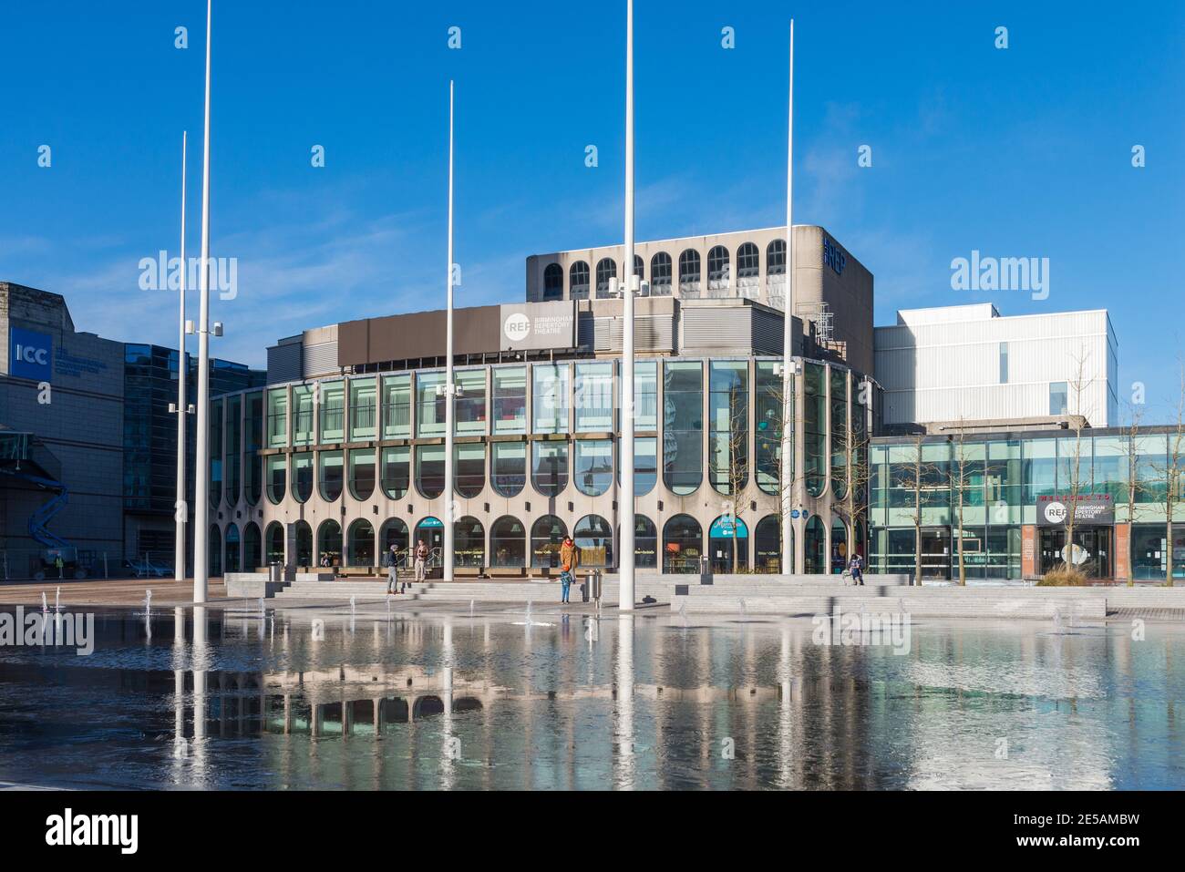 Das Birmingham Repertory Theatre blickt auf das Wasserspiel des renovierten Centenary Square in Birmingham Stockfoto