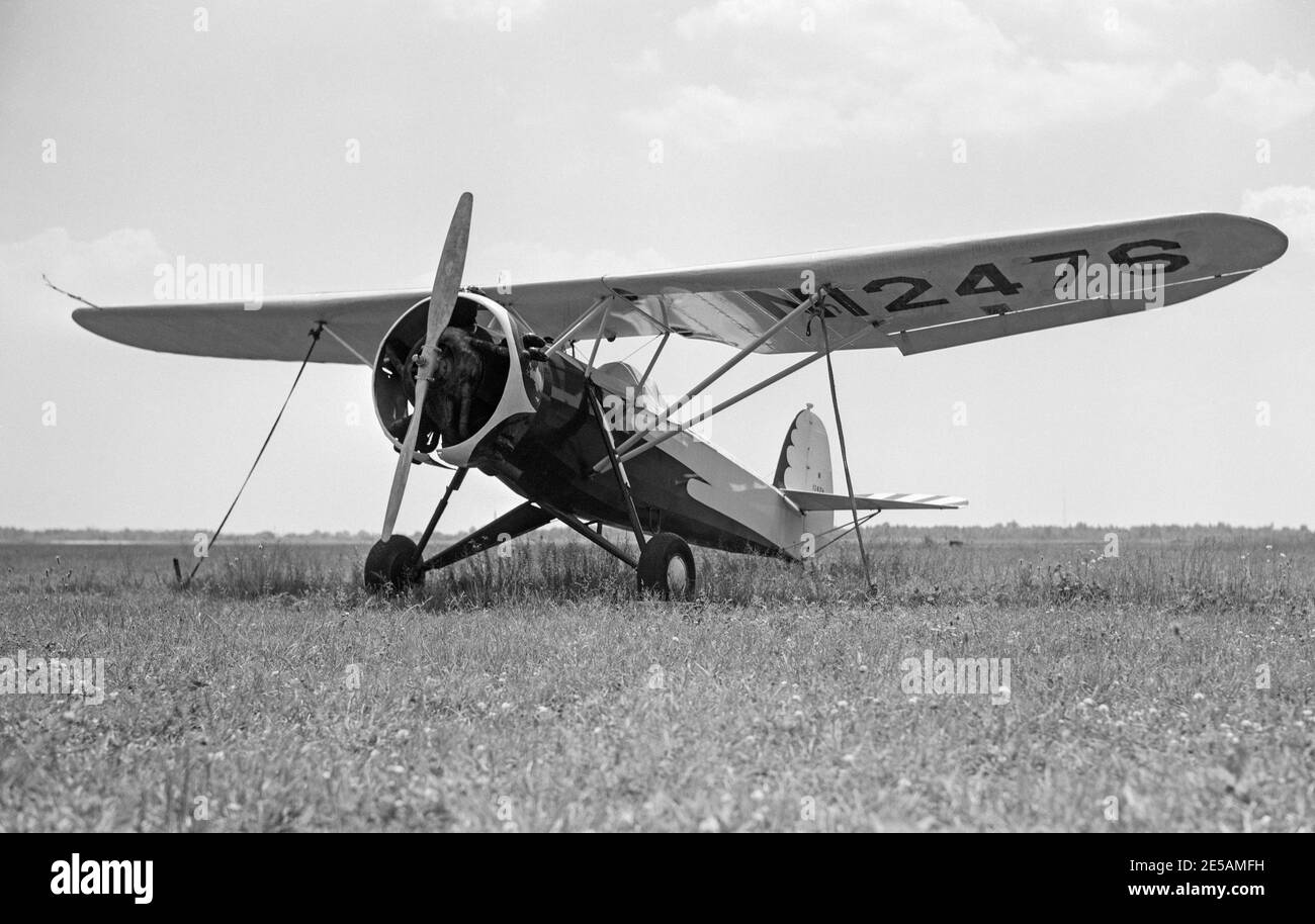 Vintage 1955 Schwarz-Weiß-Fotografie eines Davis D-1-K Flugzeugs, Baujahr 1931, Seriennummer N12476, aufgenommen am Teterboro Airport in New Jersey, USA. Stockfoto