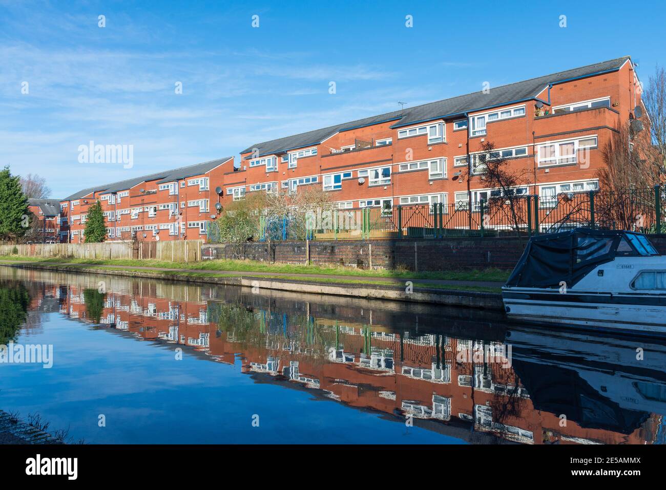 Wohnungen und Apartments am Kanal an der Birmingham Canal Old Line, die durch Ladywood in der Nähe des Stadtzentrums führt Stockfoto