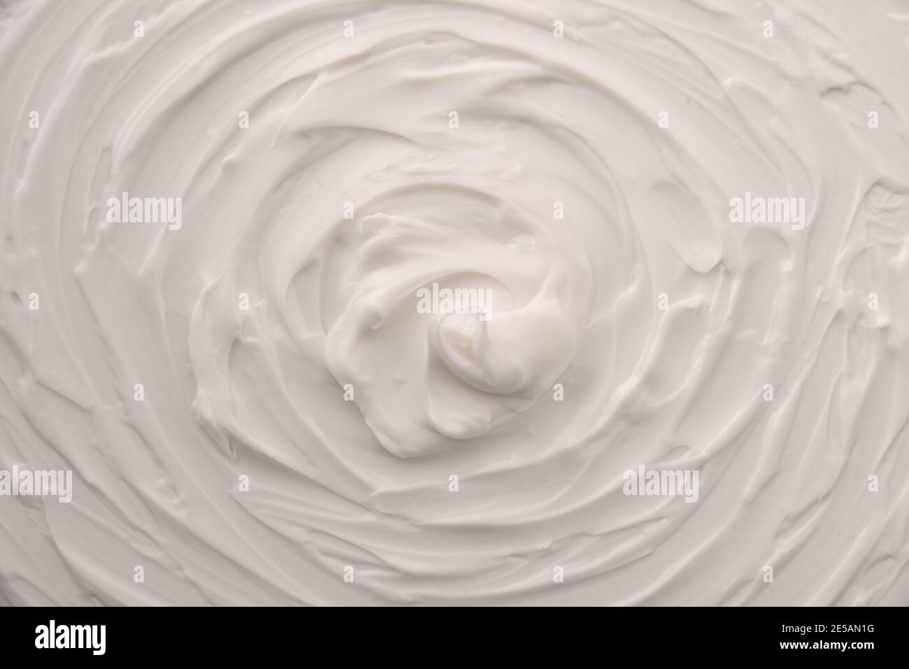 Weiß kosmetische Spirale Haut Creme Textur Hintergrund. Horizontale Zusammensetzung. Stockfoto