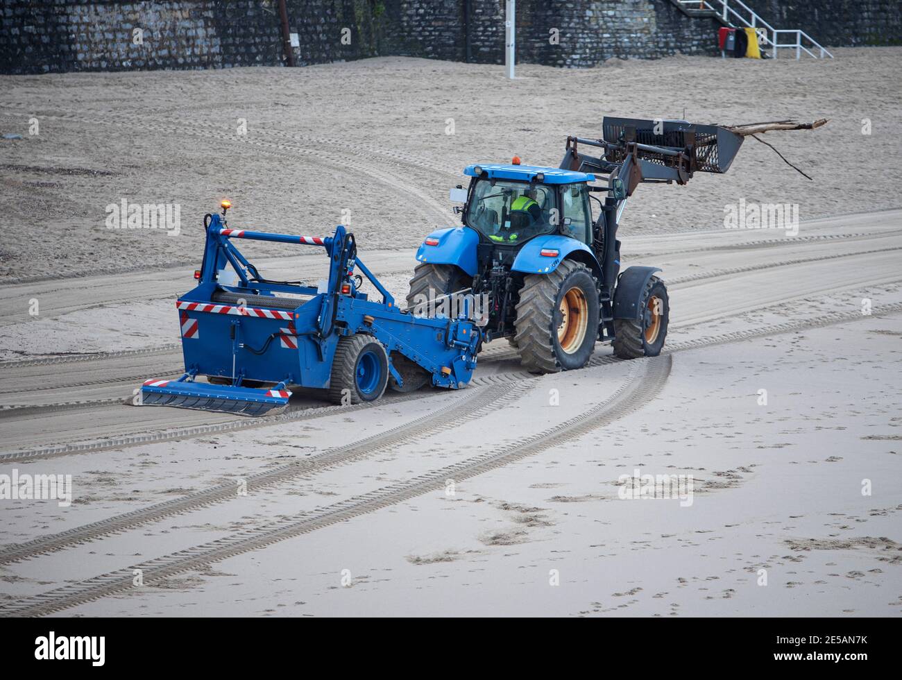 Traktor reinigt den Sand vom Strand Stockfoto