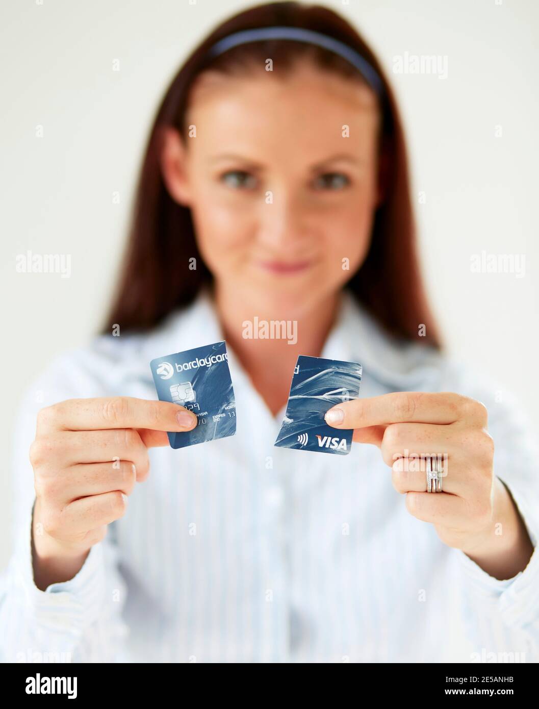 Frau mit Kreditkarte in zwei Hälften geschnitten Stockfoto