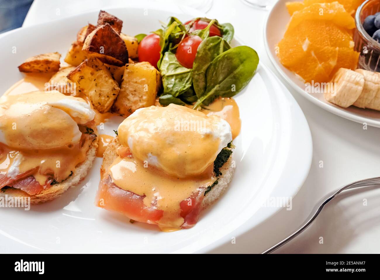 Eier benedikt mit Spinat, Lachs und Sauce Hollandaise Stockfoto