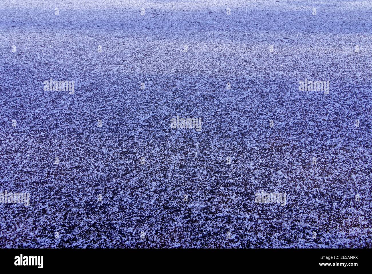 Gefrorene eiskalte tiefe Seeoberfläche mit Schnee Stockfoto