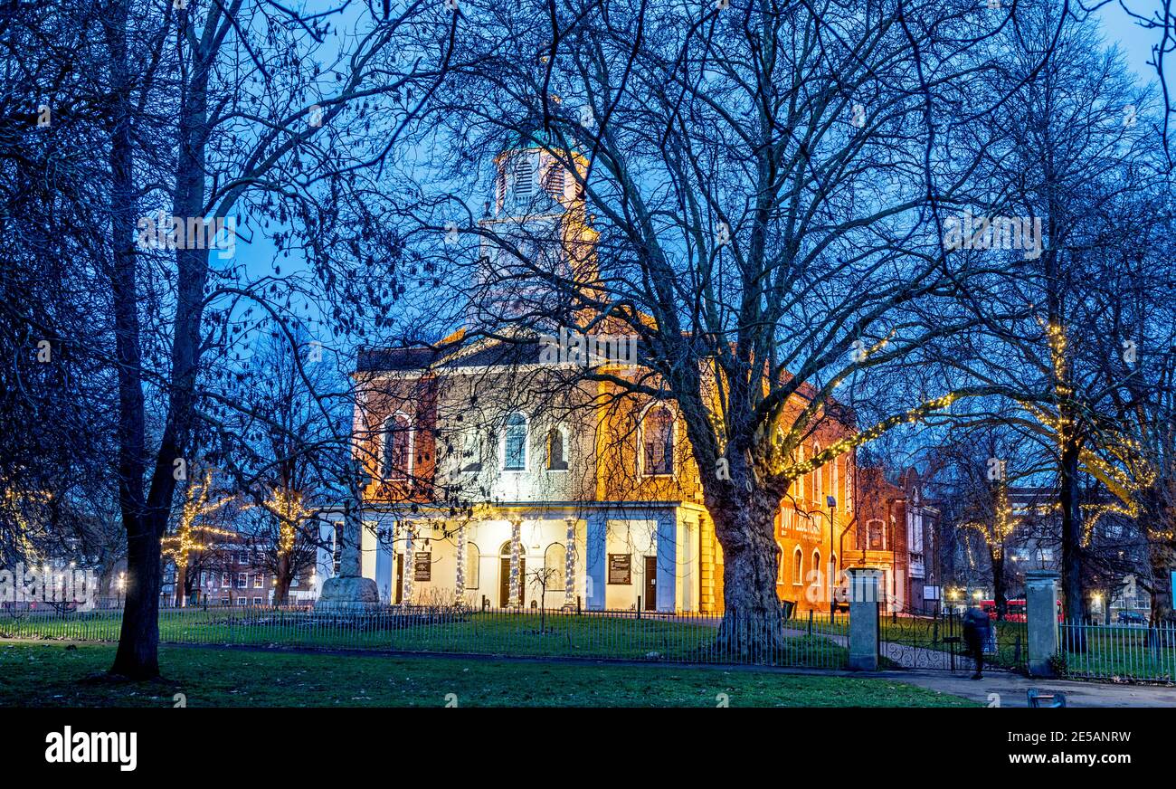 Die Heilige Dreifaltigkeit Kirche während Weihnachten in der Nacht Clapham Common London, Großbritannien Stockfoto