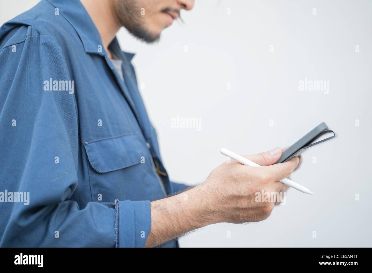 Ein Mechaniker mit einem Tablet, um es herauszufinden. Stockfoto