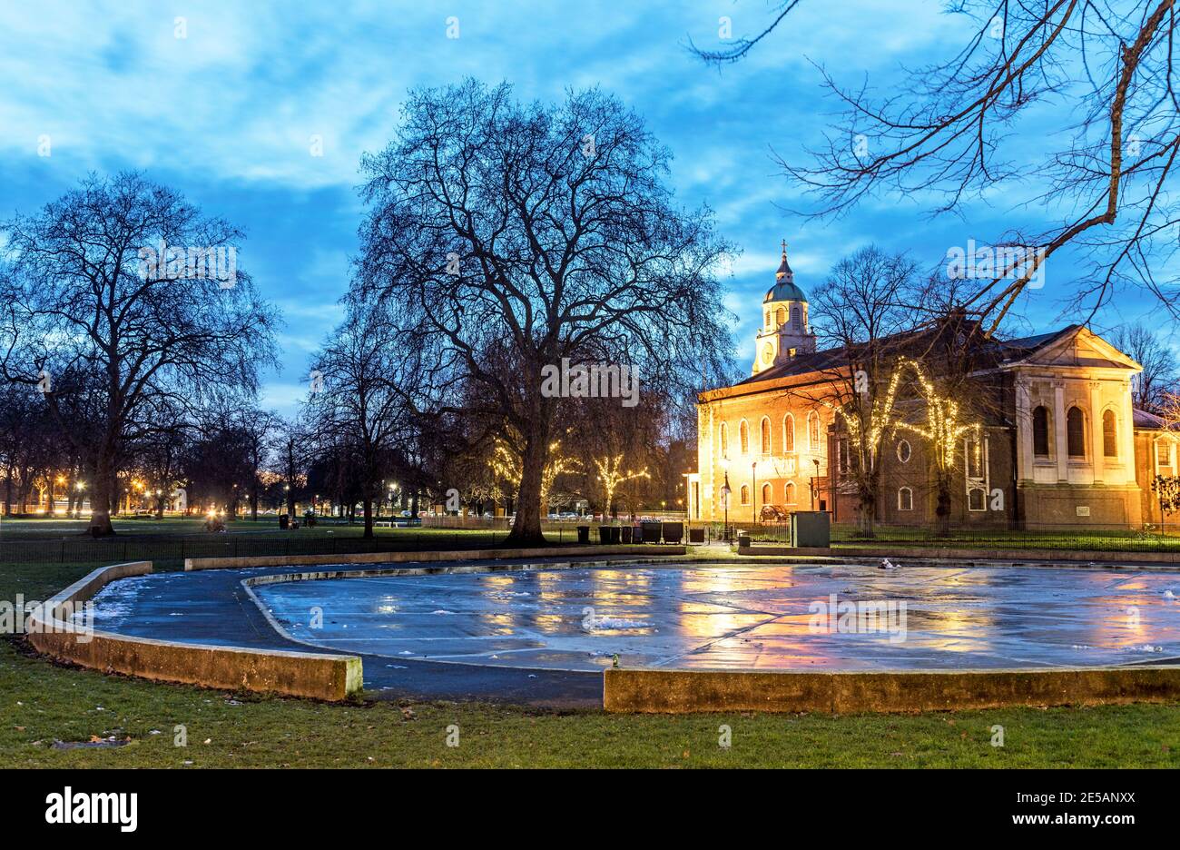 Die Heilige Dreifaltigkeit Kirche während Weihnachten in der Nacht Clapham Common London, Großbritannien Stockfoto