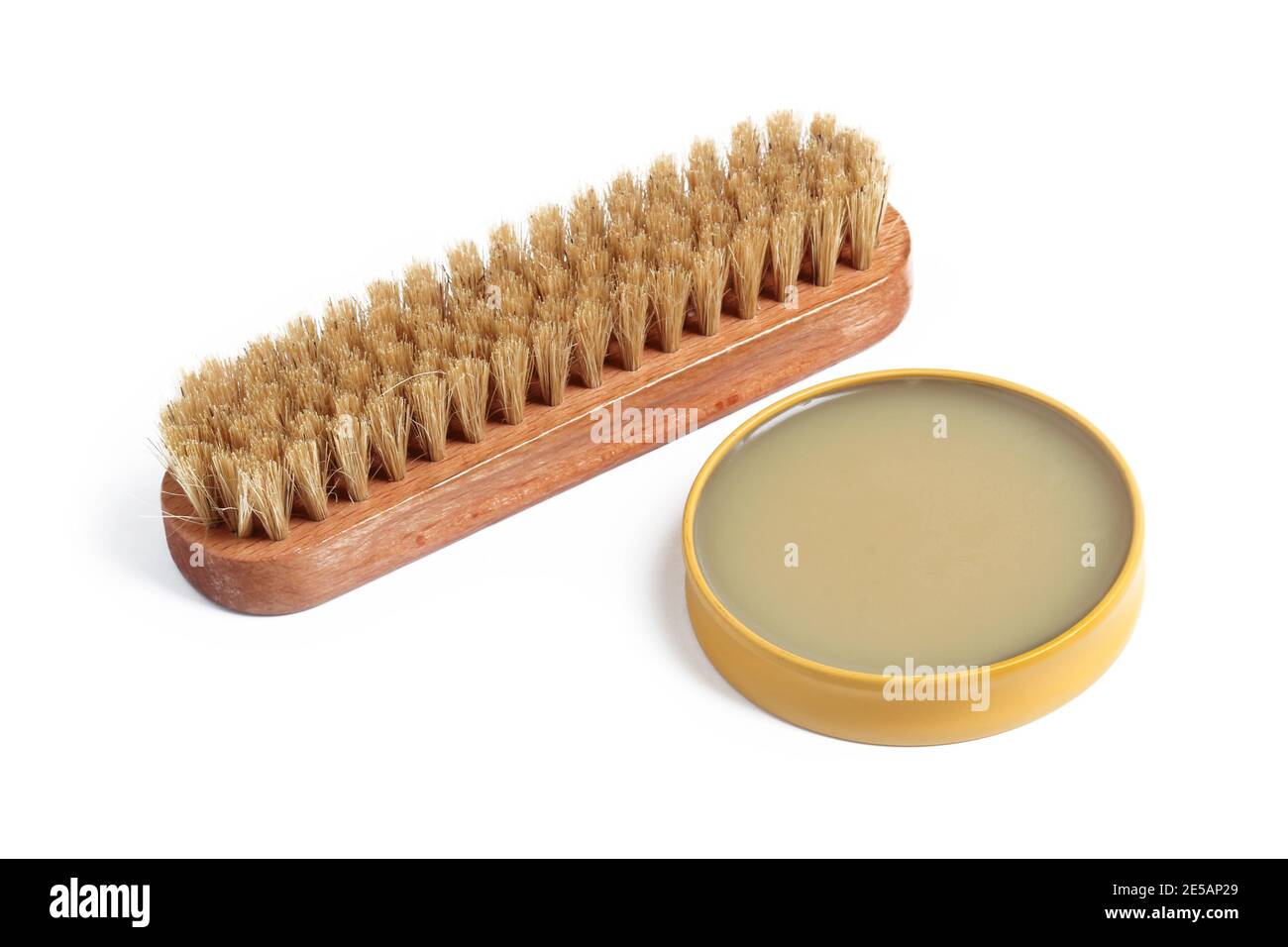 Schuhbürste und Glas farblose Schuhcreme isoliert auf Weißer Hintergrund Stockfoto