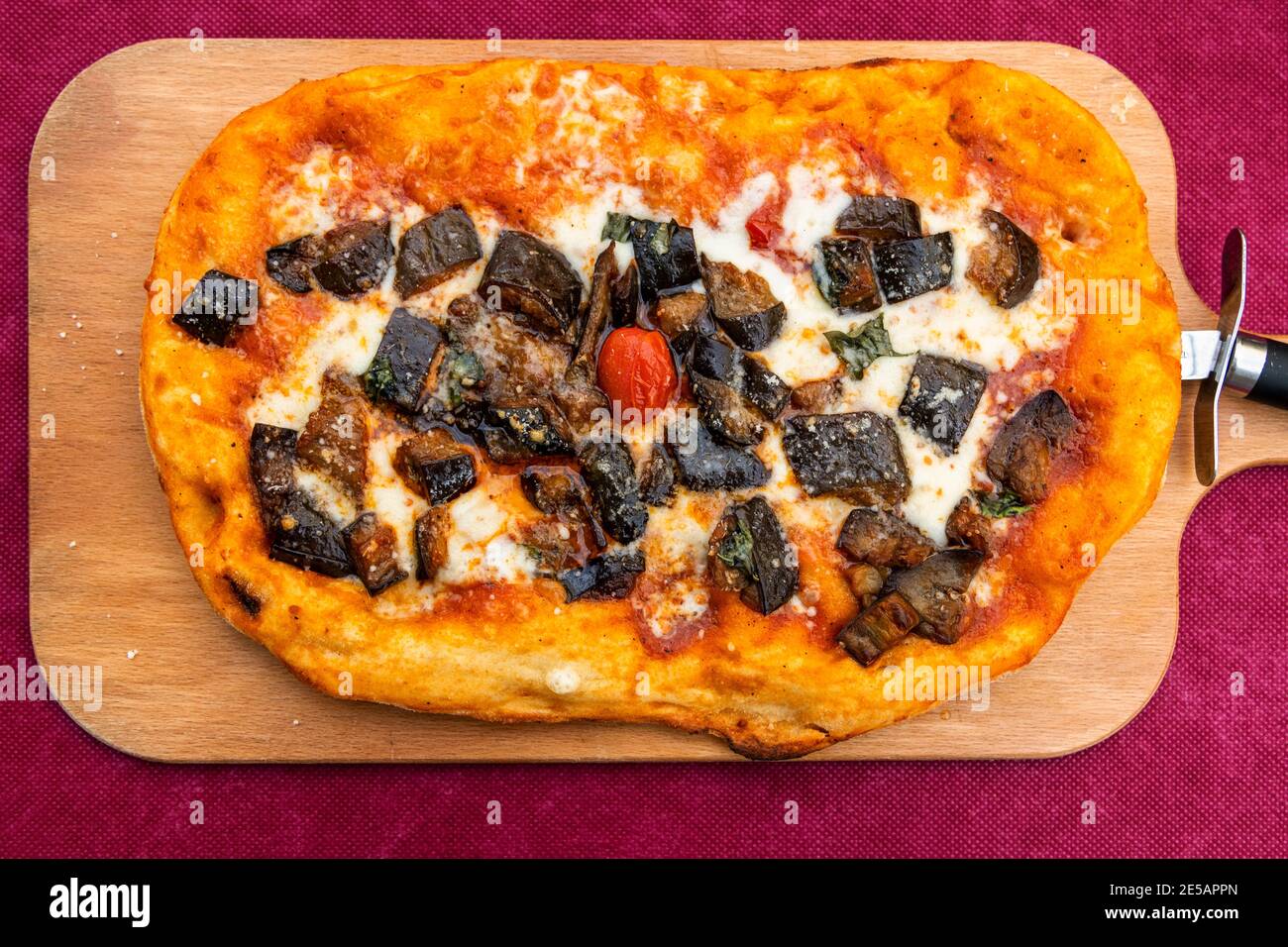 Typische Pinsa romana, eine beliebte Art von Pizza aus Mahlgetreide Stockfoto