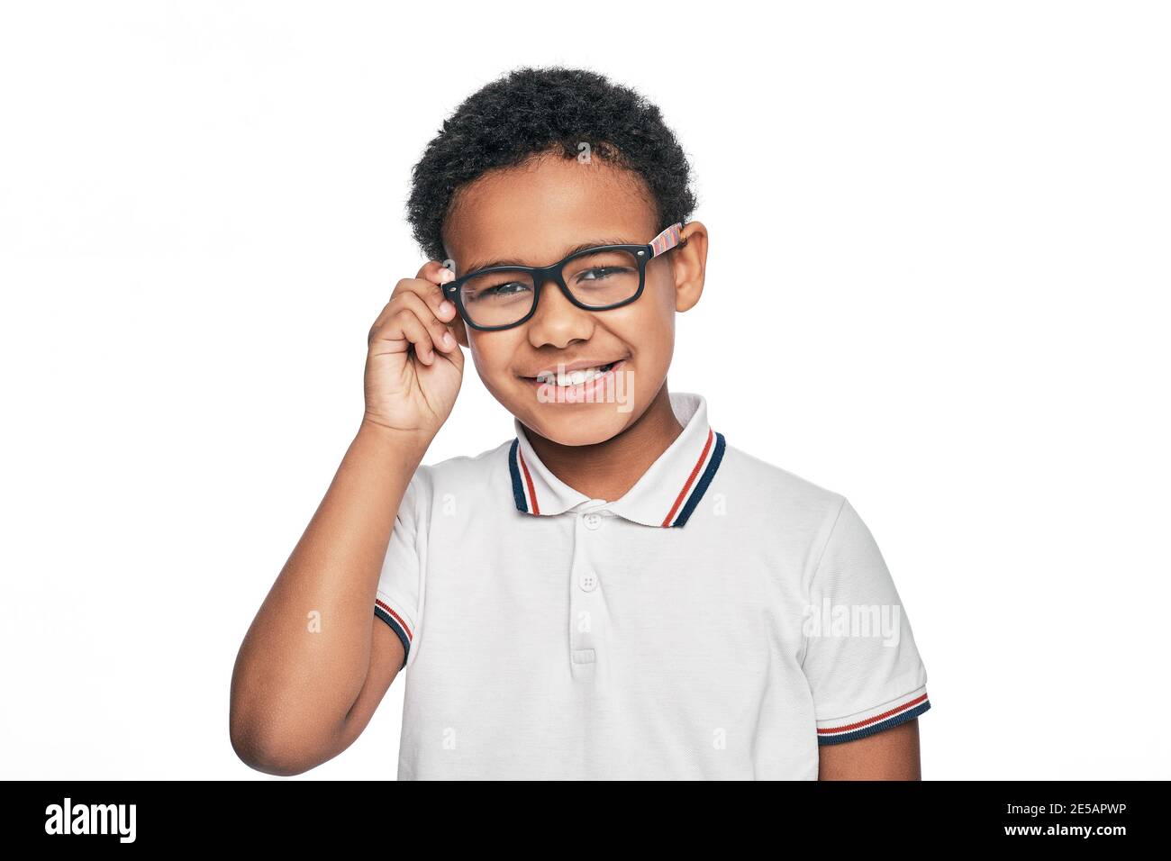 Lächelndes afroamerikanisches Kind mit stilvoller Brille, isoliert auf weißem Hintergrund. Sehkorrektur für Kinder Stockfoto