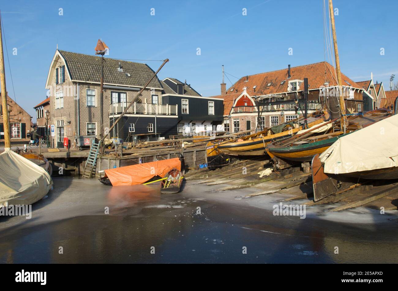 Das Freilichtmuseum mit dem Hafen des Dorfes Spakenburg mit der Werft im Winter, Niederlande Stockfoto