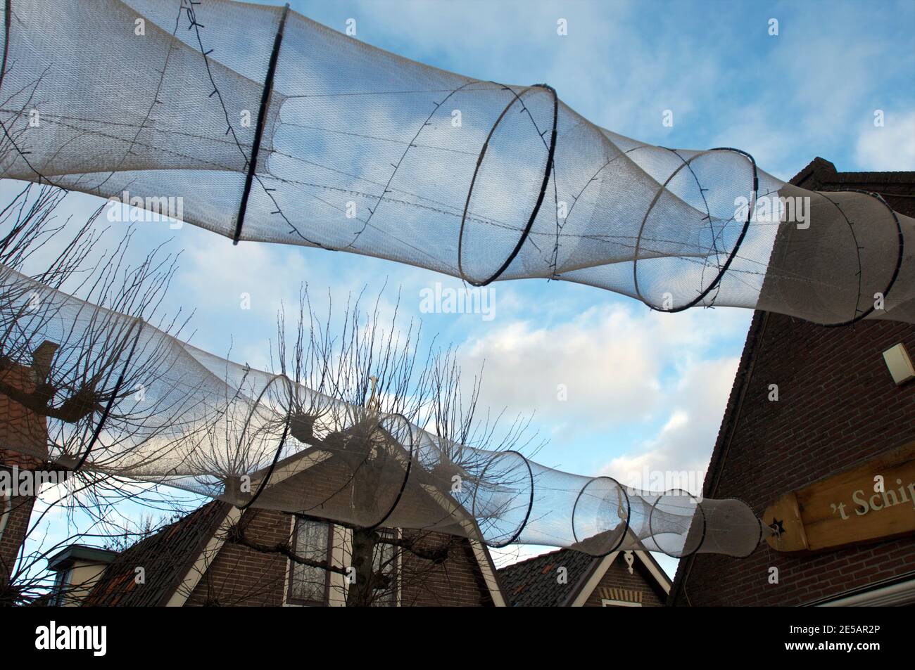 Im Freilichtmuseum des Dorfes Spakenburg, Niederlande, hängen Fischernetze zum Trocknen Stockfoto