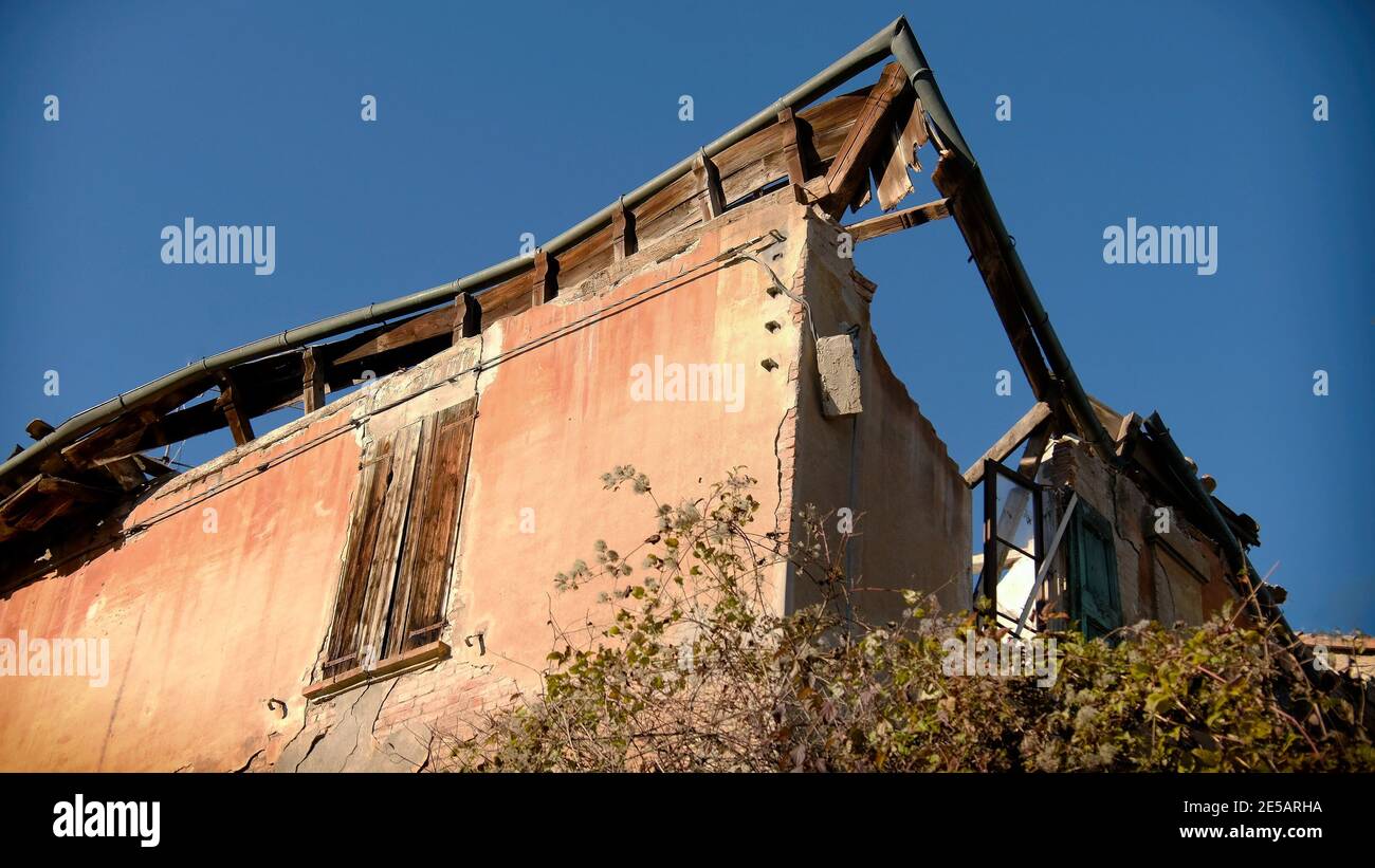 Renovieren Anreiz für zerbröckelte Gebäude mit Dachrinne Haus Hintergrund. Stockfoto