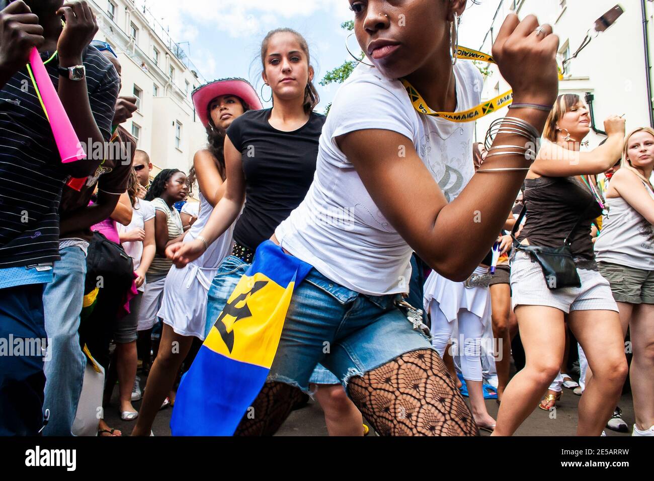 Hübsches Mädchen tanzt am Notting Hill Karneval Stockfoto